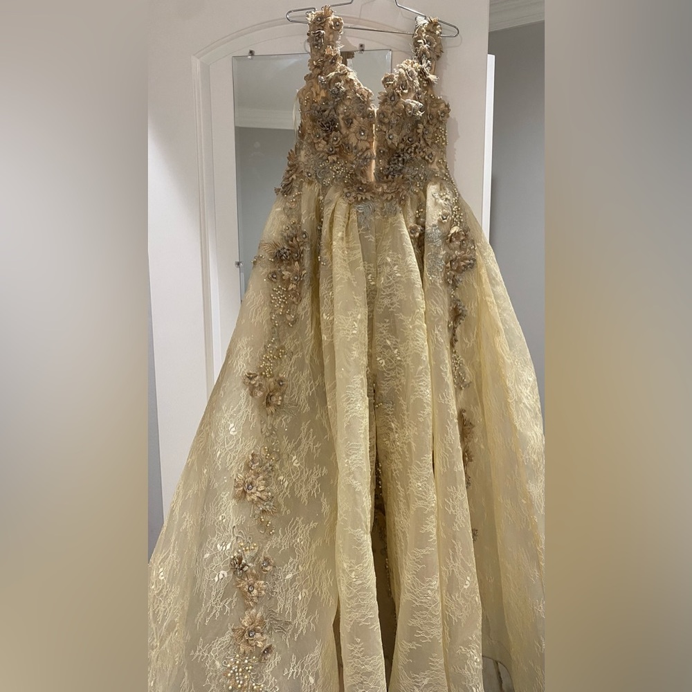 QUINCE/ BALL GOWN CHAMPAGNE COLORED DRESS VERY BEAUTIFUL WORN ONLY ONCE, CORESET